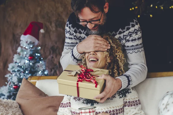 Hombre Sorprender Una Mujer Cerrando Aquí Los Ojos Dando Regalo —  Fotos de Stock