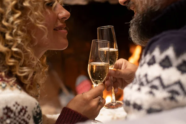 Närbild Lyckliga Par Kärlek Klinkande Flöjter Vin Med Brinnande Öppen — Stockfoto