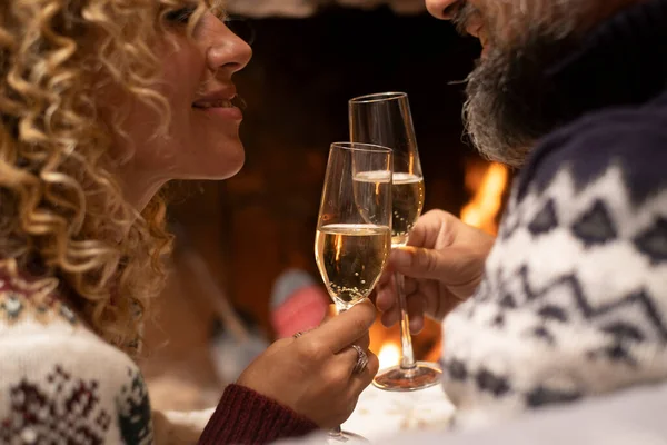 Close Van Gelukkig Paar Liefde Klinkende Fluiten Van Wijn Met — Stockfoto