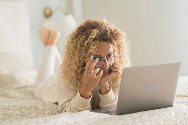 Gyönyörű Fiatal Göndör Haj Szemüveg Fekszik Ágyon Nézi Laptop Képernyőn — Stock Fotó