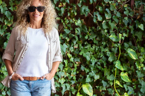 Mulher Hipster Bonita Com Cabelos Cacheados Óculos Sol Livre Frente — Fotografia de Stock