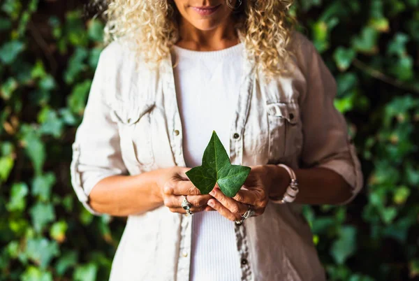 Mulher Madura Usando Anéis Nos Dedos Segurando Folha Hera Verde — Fotografia de Stock