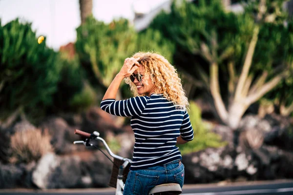 Mulher Hipster Com Cabelo Encaracolado Óculos Sol Sentados Bicicleta Olhando — Fotografia de Stock