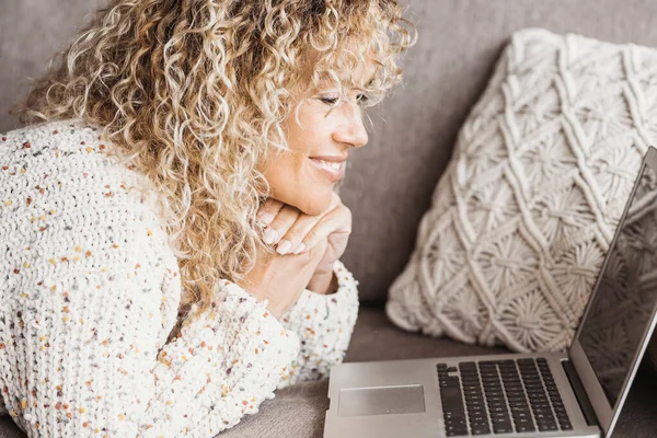 Gelukkig Jong Vrouw Liggend Voor Laptop Bank Met Handen Geklemd — Stockfoto