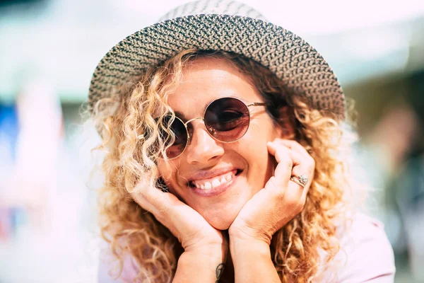 Neşeli Genç Çekici Mutlu Bir Kadın Kameraya Gülümsüyor Şapkalı Güzel — Stok fotoğraf