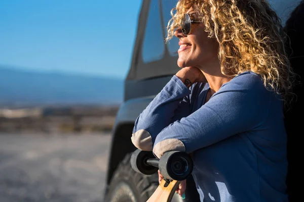 Fröhliche Erwachsene Reisende Genießen Sonne Und Draußen Vor Dem Auto — Stockfoto