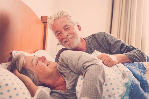 Senior Hombre Mujer Despertando Por Mañana Juntos Dormitorio Casa —  Fotos de Stock