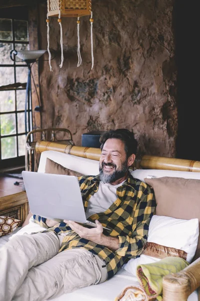Ευτυχισμένος Χαρούμενος Ενήλικας Έχοντας Χαλαρώσει Στο Σπίτι Κάθεται Στον Καναπέ — Φωτογραφία Αρχείου