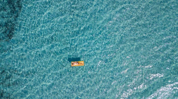 Touriste Femelle Profiter Flottant Sur Eau Mer Bleue Transparente Posant — Photo