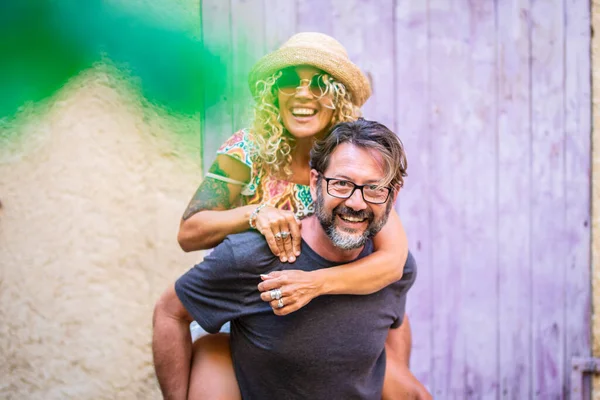 Erwachsene Männer Tragen Hübsche Frauen Huckepack Glückliches Paar Hat Spaß — Stockfoto