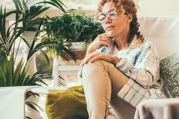 Retrato Mulher Atraente Sentado Uma Cadeira Jardim Casa Olhando Pensando — Fotografia de Stock