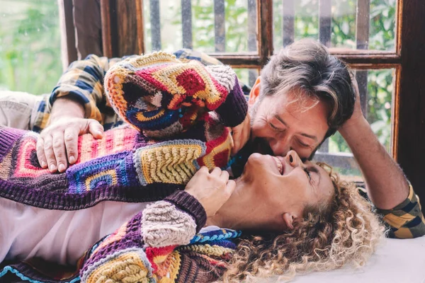 Ερωτευμένοι Ενήλικες Διασκεδάζουν Ξαπλωμένοι Στο Πάτωμα Γέλιο Και Χαμόγελο Μαζί — Φωτογραφία Αρχείου