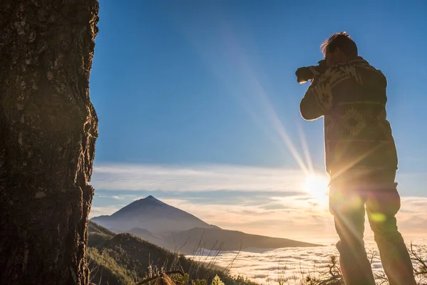 Standing Man Take Professional Photography Beautiful Sunset Mountains — Stock Photo, Image