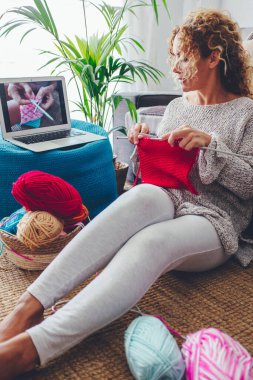 Modern kadınlar evde yün örme işi ve bilgisayar ve web sayfalarında video eğitimi ile hobilerini gevşetiyor.. 