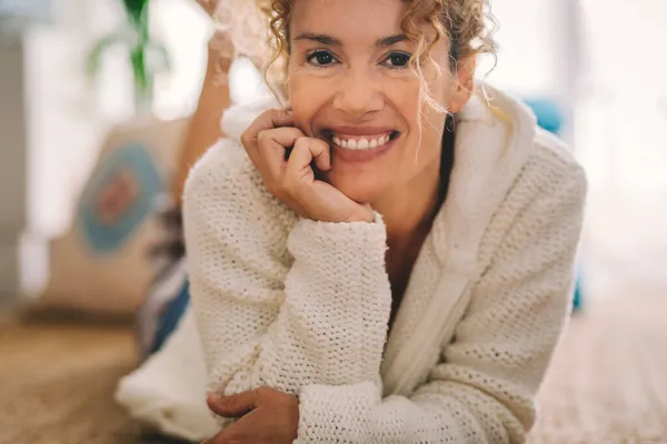 Retrato Mulher Feliz Meia Idade Adulta Alegre Casa Que Coloca — Fotografia de Stock