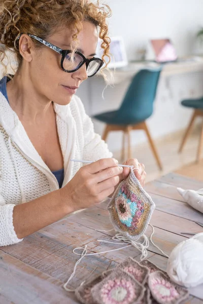 Mulher Adulta Atraente Casa Ocupada Hobby Crochê Atividade Lazer Trabalho — Fotografia de Stock
