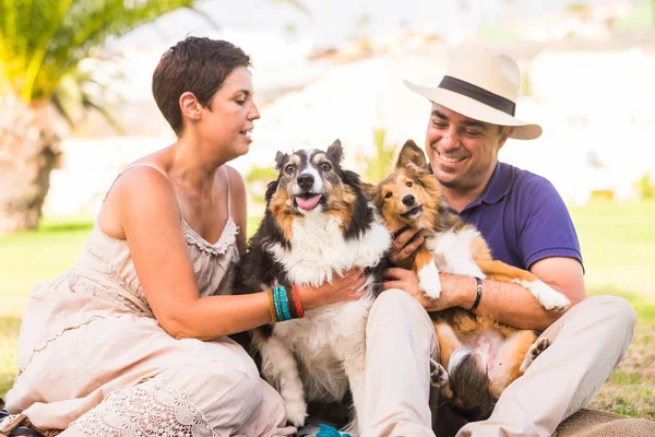 Pasangan Dewasa Kaukasia Yang Bahagia Menikmati Dua Anjing Dalam Konsep — Stok Foto