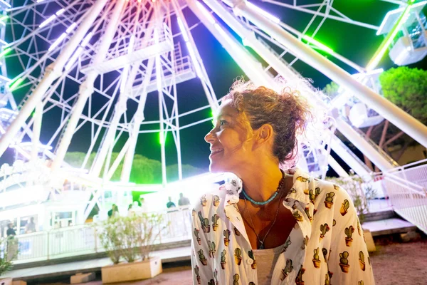 Retrato Mujer Adulta Feliz Con Rueda Panorámica Fondo — Foto de Stock