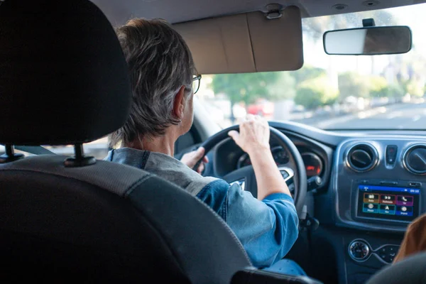 Vista Posteriore Della Donna Matura Che Guida Auto Città Concetto — Foto Stock