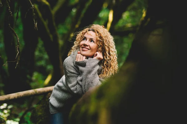 Çekici Beyaz Kadın Portresi Gülümsüyor Açık Havada Yeşil Orman Ormanlarının — Stok fotoğraf