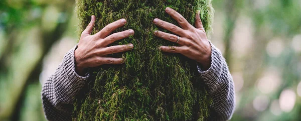 熱帯林の緑のマスクと自然愛好家抱擁幹の木 緑の自然背景 — ストック写真