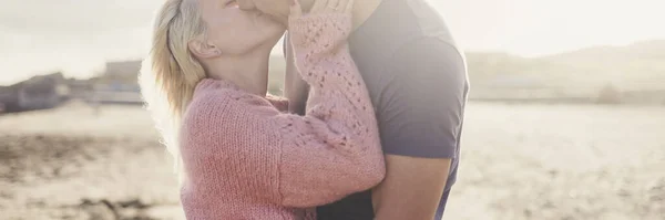 Casal Amor Beijando Abraçando Com Romance Composição Cabeçalho Banner Sol — Fotografia de Stock