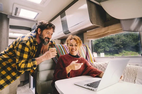 Erwachsenes Paar Genießt Zusammenarbeit Mit Laptop Computer Wohnmobil — Stockfoto