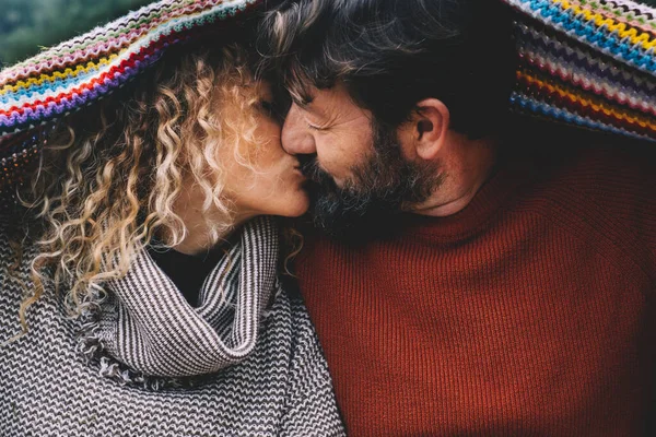 Para Zakochanych Całujących Się Pod Kolorowym Wełnianym Kocem Koncepcja Dojrzałych — Zdjęcie stockowe