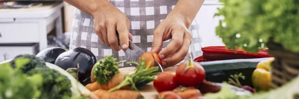 Nagłówek Banerowy Kobietą Krojącą Warzywa Stole Pojęcie Przygotowania Żywności Domu — Zdjęcie stockowe