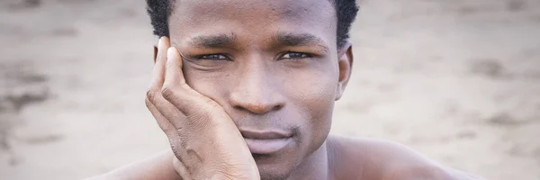 Primer Plano Encabezado Retrato Del Joven Negro Mirando Directamente Con —  Fotos de Stock