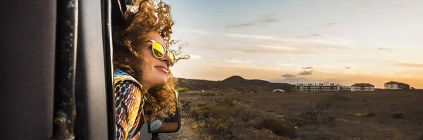 Счастливая Женщина Путешествующая Машине Окнами Наслаждаясь Ветром Свободой Любоваться Закатом — стоковое фото