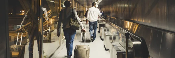 Ludzie Podróżują Chodzą Wózkami Lotnisku Loty Wyloty Lub Przyjazdy Podróżnych — Zdjęcie stockowe