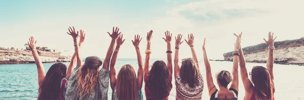Група Жінок Дивиться Ззаду Руками Щастя Перед Блакитною Океанічною Водою — стокове фото
