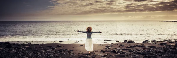 Donna Piedi Braccia Aperte Fronte Tramonto Mozzafiato Sulla Spiaggia — Foto Stock