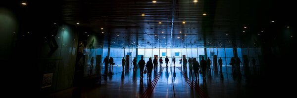 Внутренний вид вокзала с людьми в силуэте. Концепция туристической деятельности в заголовке баннера