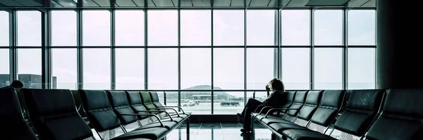 Ludzie Czekają Przy Bramie Lotniska Opóźnienie Lub Odwołanie Lotu Ramach — Zdjęcie stockowe