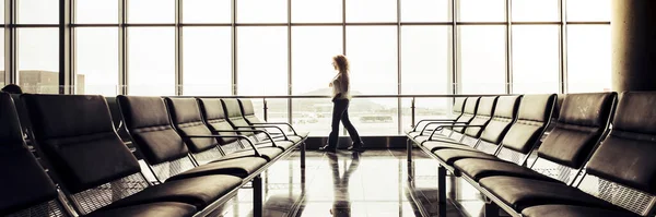 Kobieta Spacerująca Samotnie Pustym Lotnisku Czeka Bramkę Strefie Odlotów — Zdjęcie stockowe