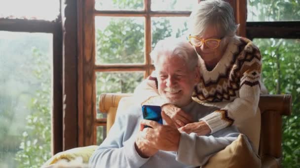 Happy Enjoyed Senior Caucasian Couple Phone Cozy Home Cabin Chalet — Vídeo de stock