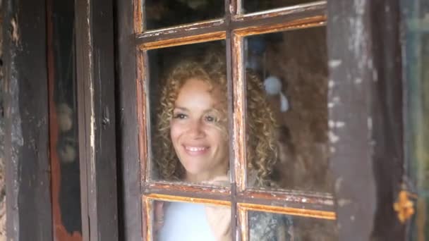 Dorosła Piękna Kobieta Wyglądająca Przez Okno Domu — Wideo stockowe