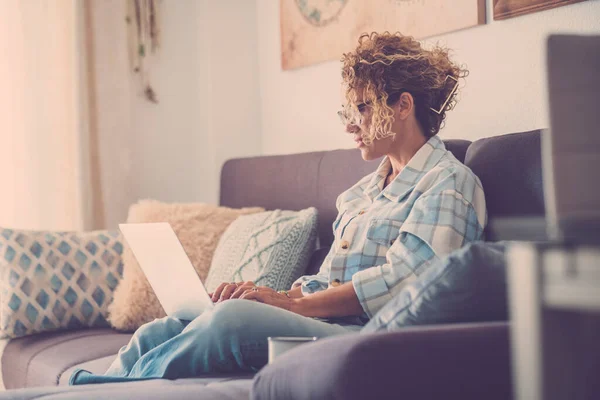 Mulher Adulta Usando Óculos Trabalhando Com Laptop Casa Aconchegante — Fotografia de Stock