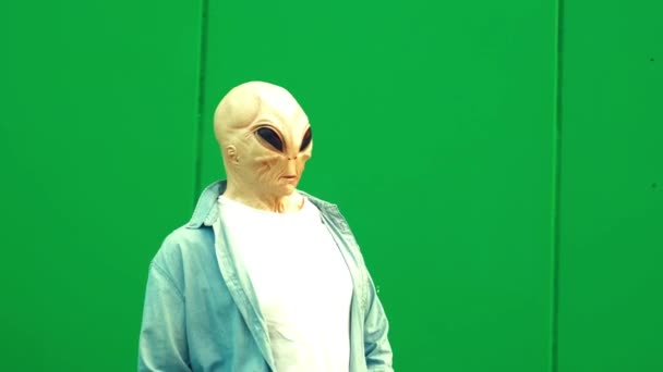 Person Alien Mask Casual Clothing Posing Green Wall — Stockvideo