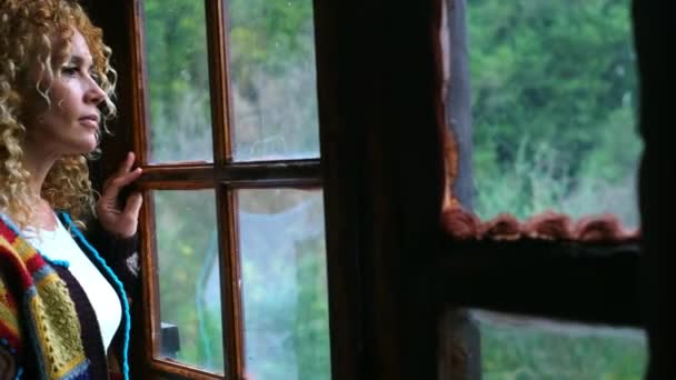Vuxen Vacker Kvinna Tittar Utanför Fönstret Hemma — Stockvideo