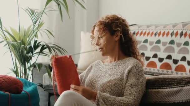 Vrouw Thuis Zittend Het Tapijt Breiwerk Doen Met Kleurrijke Wol — Stockvideo
