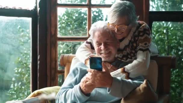 Happy Enjoyed Senior Caucasian Couple Phone Cozy Home Cabin Chalet — Video Stock