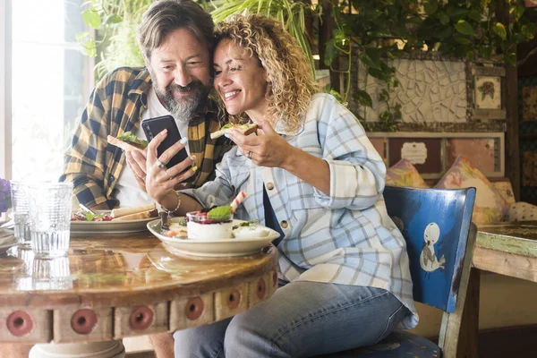 Adult Caucasian Couple Doing Video Call Mobile Phone Cafe — Stock Photo, Image