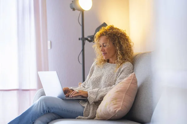 Glückliche Erwachsene Frau Die Hause Mit Laptop Arbeitet Bequem Auf — Stockfoto