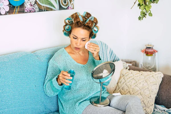 Adult Lady Home Taking Make Curlers Hair While Sitting Sofa — Stockfoto
