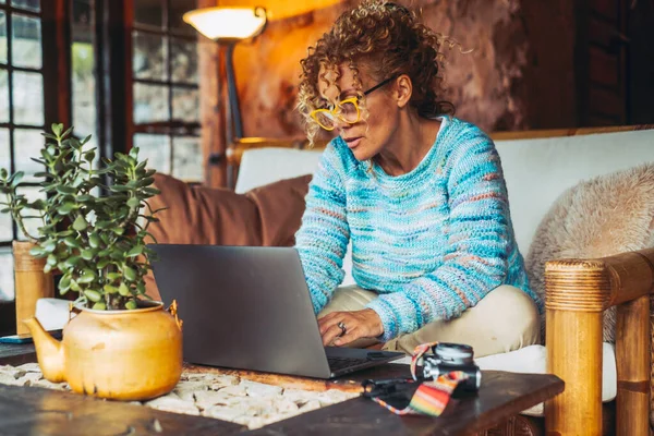 Volwassen Vrouw Dragen Bril Werken Met Laptop Gezellig Huis — Stockfoto