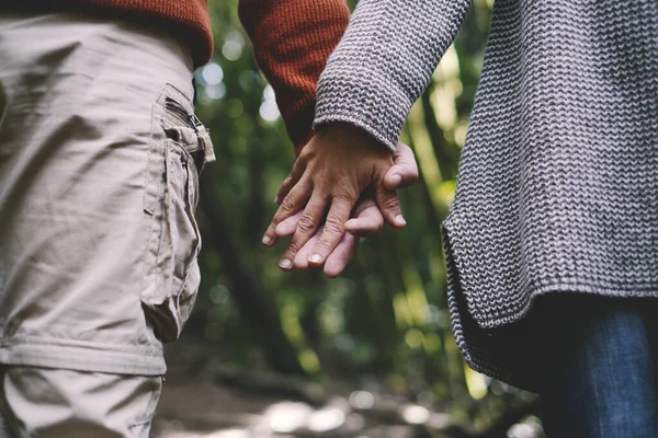 Cropped Shot Couple Holding Hands Green Forest Background — 스톡 사진