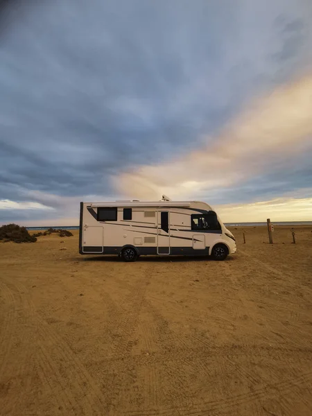 Travel Shot Camper Parked Ocean Sky Background — Zdjęcie stockowe